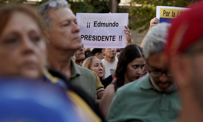 Concentración de apoyo al venezolano Edmundo González frente al Congreso de los Diputados.