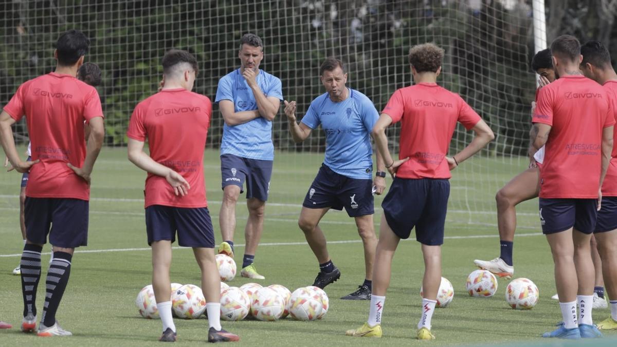 Manuel Mosquera da instrucciones a sus futbolistas durante una jornada de prácticas.