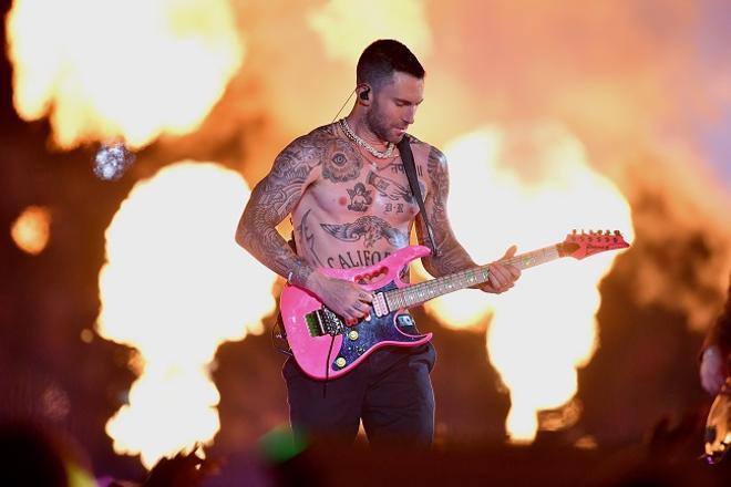 Adam Levine sin camiseta en la actuación de Maroon 5 en el descanso de la Super Bowl 2019
