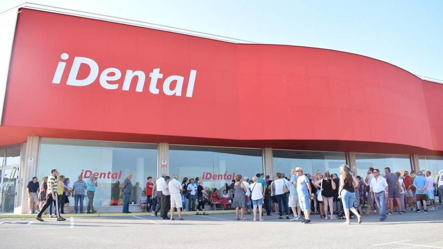 Reunión de afectados en la clínica de iDental de la pedanía murciana de Cobatillas en pasado mes de junio, tras el cierre de los establecimientos.