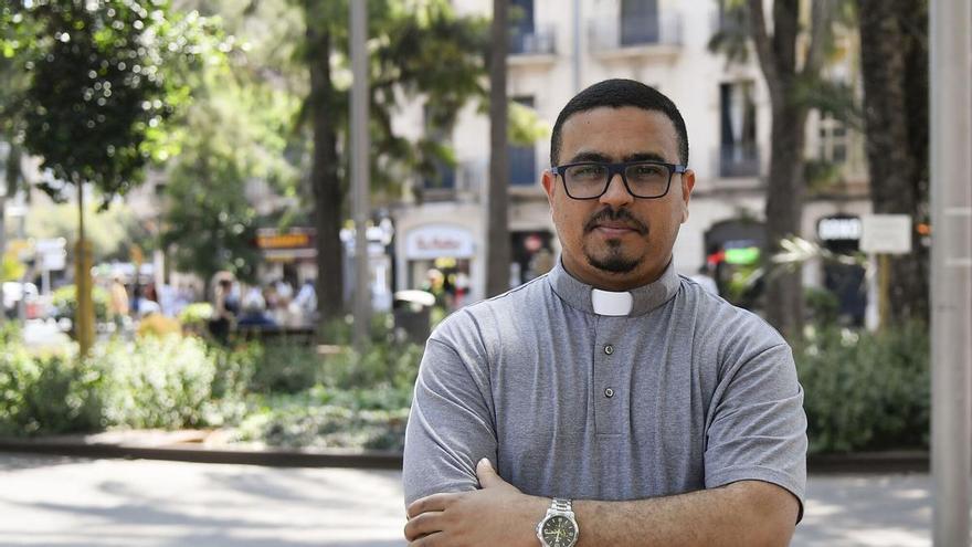 Un sacerdote venezolano recoge en Palma ayuda para los damnificados por los terremotos