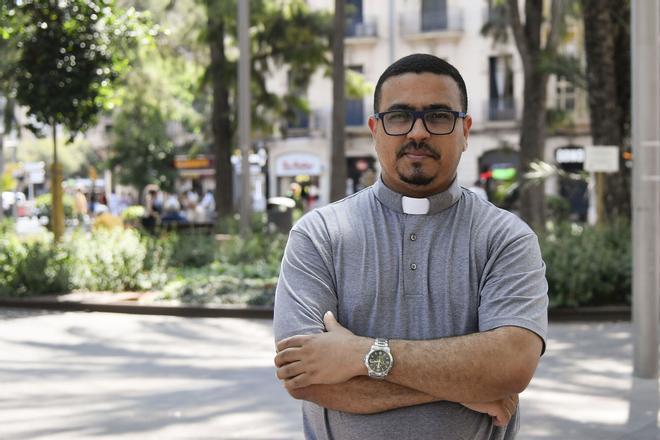 Un sacerdote venezolano recoge en Palma ayuda para los damnificados por los terremotos
