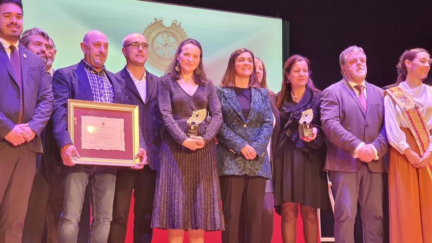 Villena concede la Arracada de Oro al Encuentro de Comparsas de los Andaluces y a Carlos Pérez, fundador de Telémaco