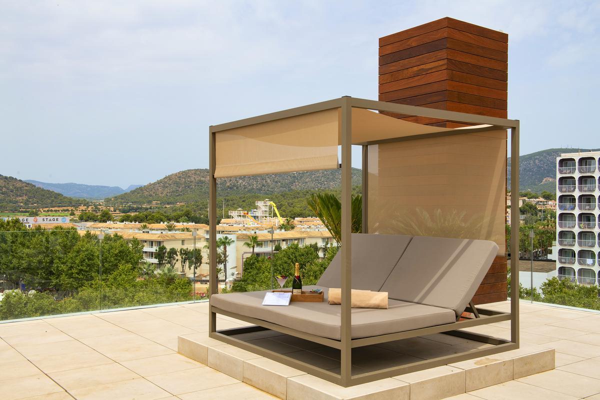 Elige una bali bed con dos cocktails en el Shallow Sun Club y relájate.