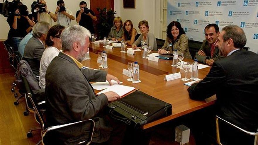 El conselleiro de Economía, José Ramón Fernández Antonio, con los representantes sindicales.