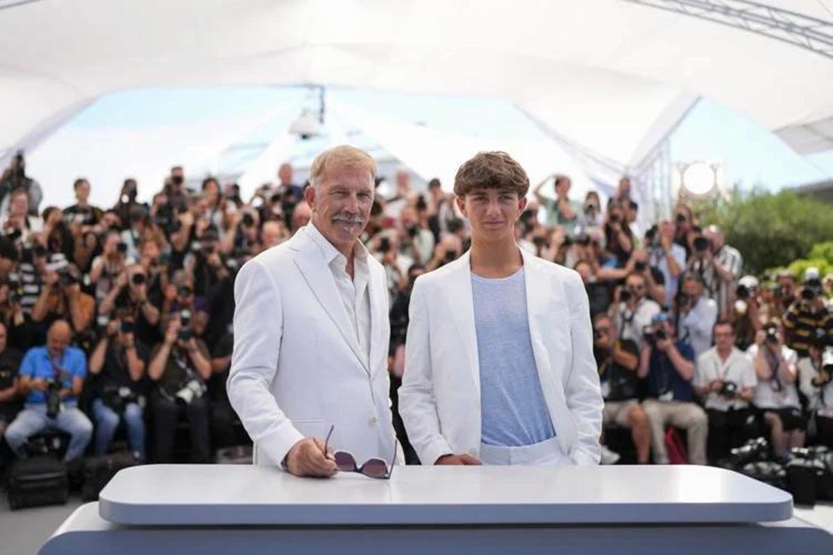 Kevin Costner y su hijo Hayes, en Cannes.
