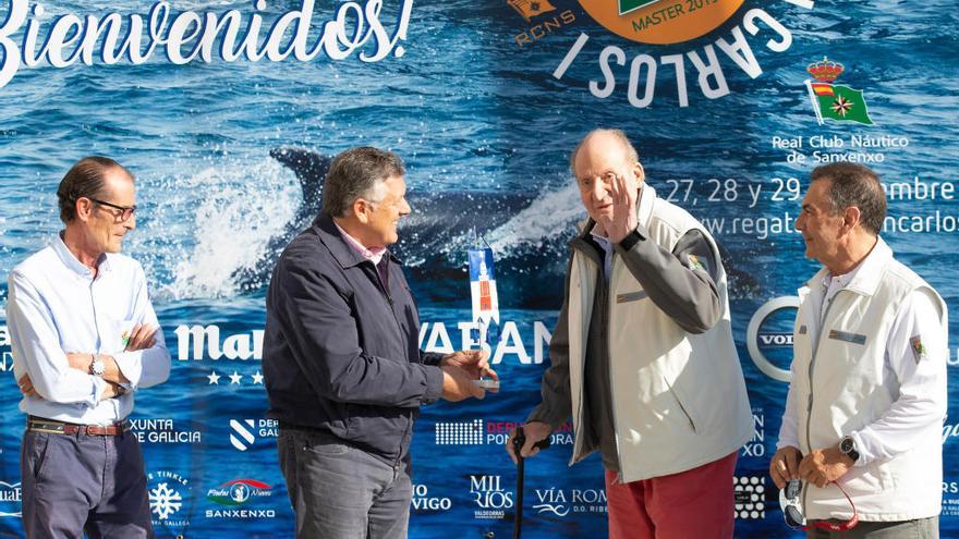 Desde la izq.: Fernando Casas, directivo del RCNS; Telmo Martín, alcalde de Sanxenxo; el Rey Don Juan Carlos y Pedro Campos, presidente del RCNS.