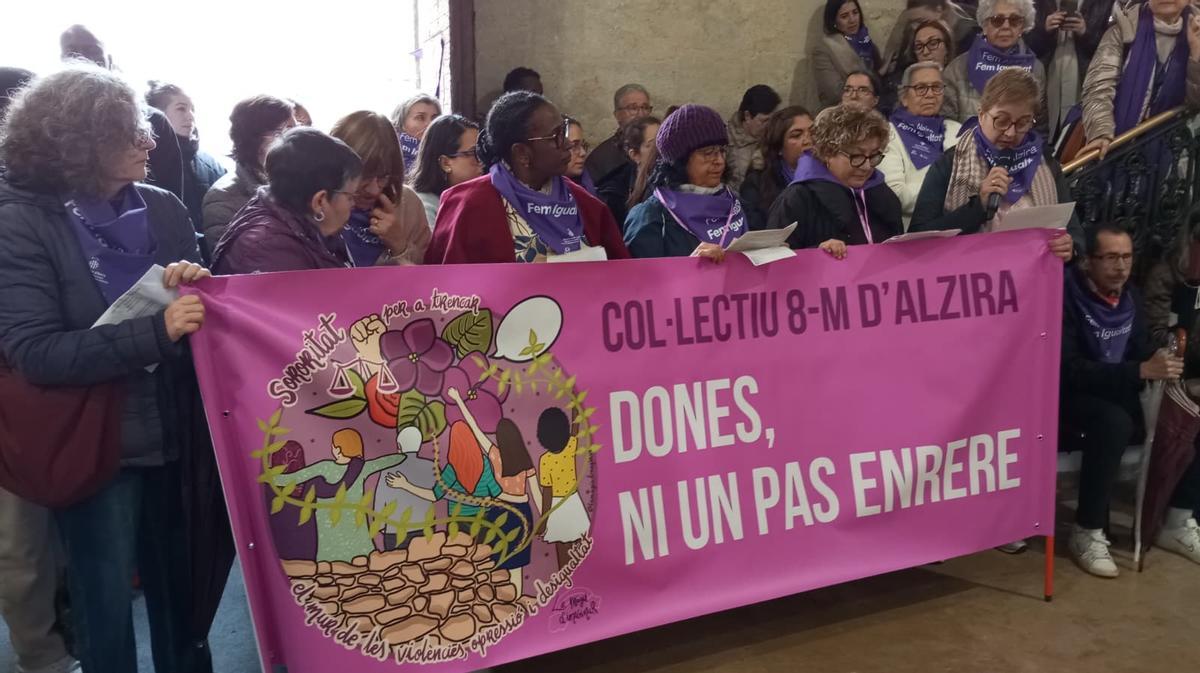 Acto celebrado ayer en el Ayuntamiento de Alzira con motivo de la conmemoración del 8-M.