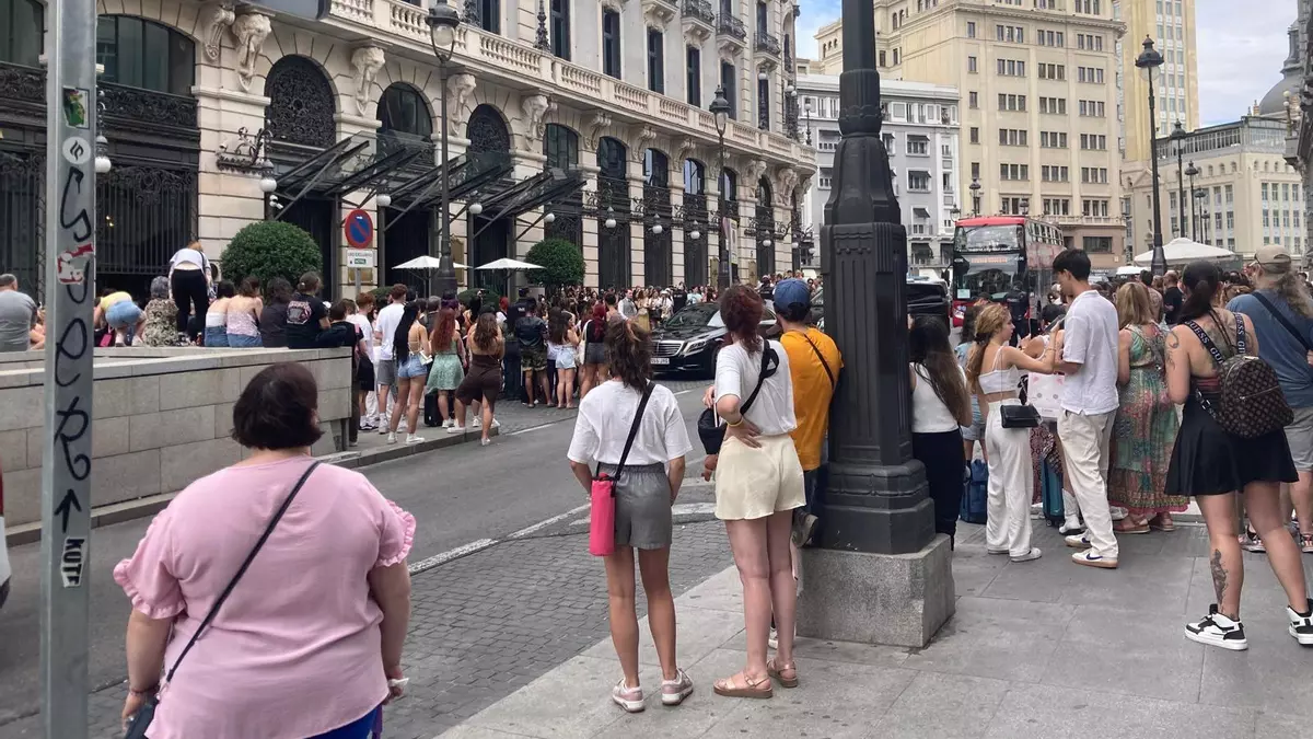 En busca de Stray Kids: multitudes se agolpan en un céntrico hotel de Madrid para despedirse de la banda coreana