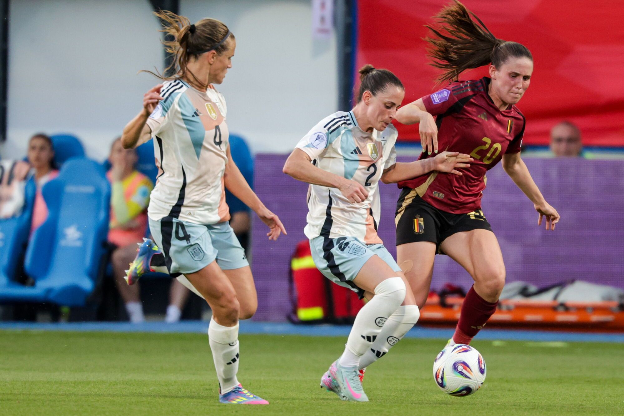 Leuven (Belgium), 30/05/2025.- Irene Paredes of Spain, Ona Batlle of Spain and Marie Detruyer of Belgium in action during the UEFA Women's Nations League match between Belgium and Spain in Leuven, Belgium, 30 May 2025. (Bélgica, España) EFE/EPA/OLIVIER MATTHYS