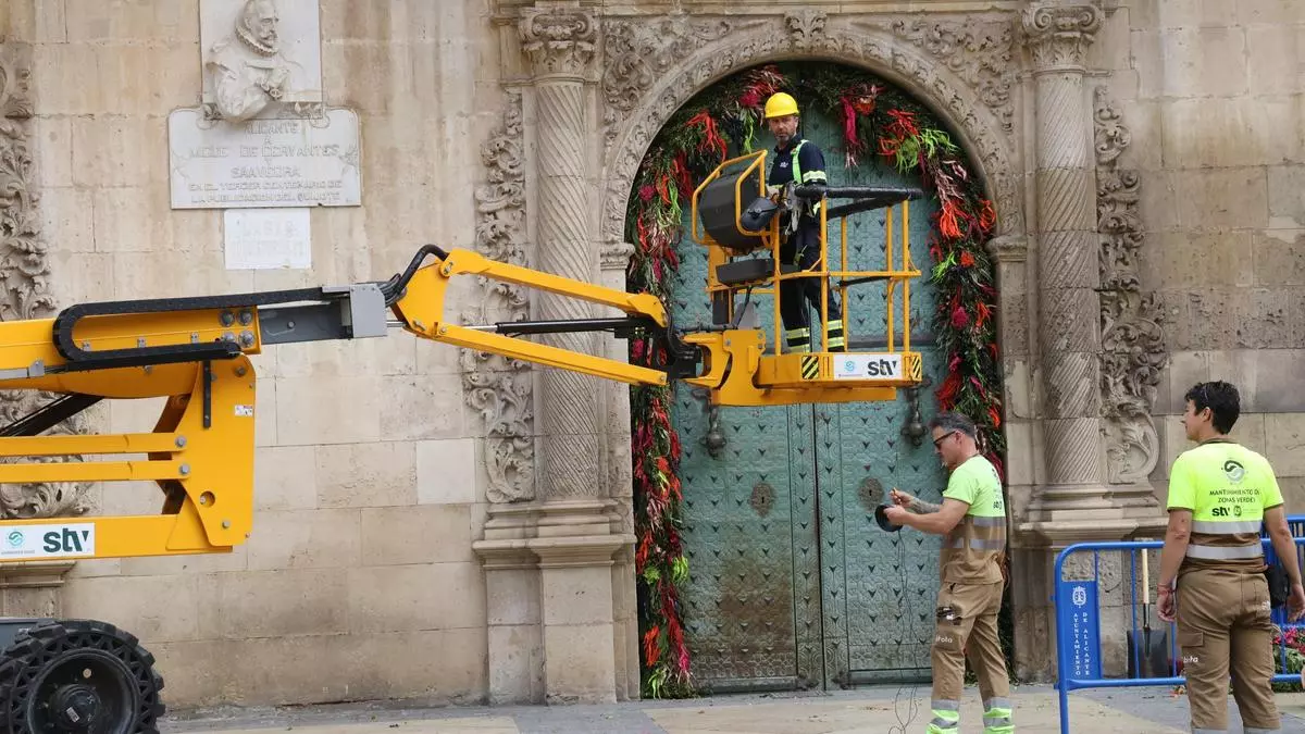Alicante se viste de flores para recibir a las Hogueras