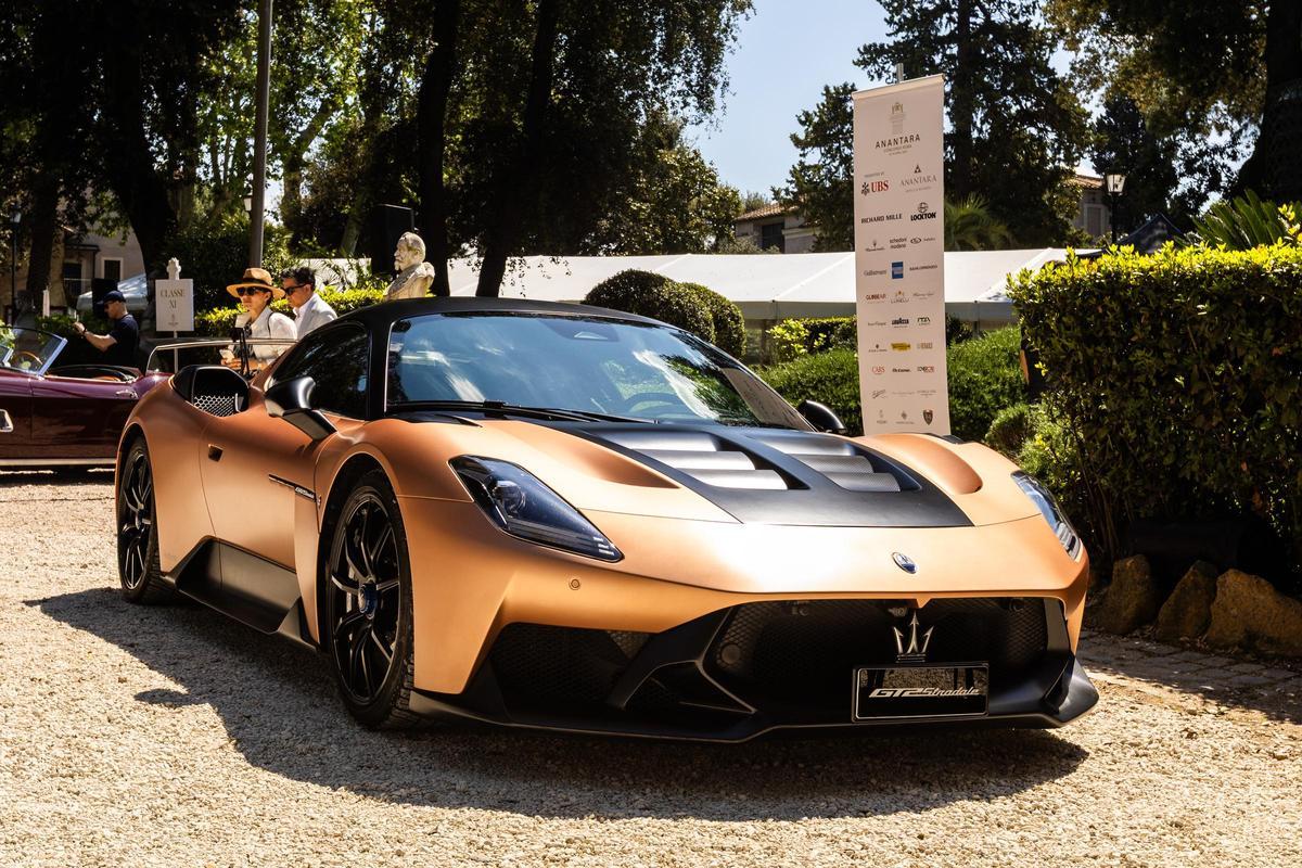 El Maserati GT2 Stradale destaca en Roma como el modelo de combustión más potente homologado para calle de la marca, llevando el espíritu de las carreras al asfalto urbano con una presencia imponente.