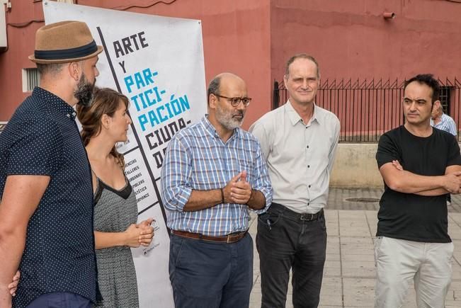 Las Palmas de Gran Canaria, 29 de septiembre de 2016.- La Plaza del Pilar de Guanarteme ya cuenta con un mural homenaje a la periodista Mara González. Los comisarios de la iniciativa, Cynthia Viera y Pablo San José (Colectivo PSJM), el consejero de Participación Ciudadana del Cabildo de Gran Canaria, Juan Manuel Brito, y el concejal de Barrios y Participación Ciudadana del Ayuntamiento de Las Palmas de Gran Canaria, Sergio Millares