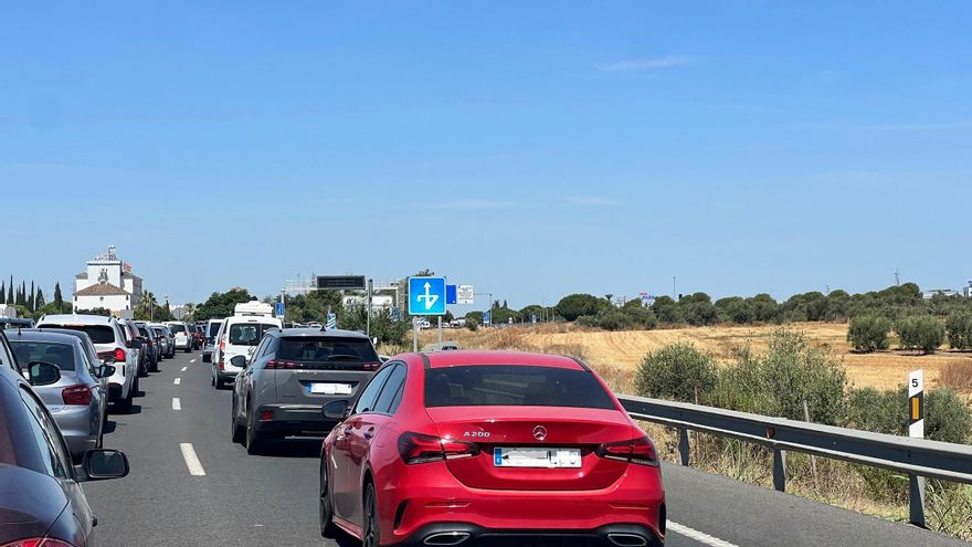 Retenciones en la A-49 y el corte de un carril por un accidente en la AP-4 complican la salida a las playas