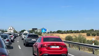 Retenciones en la A-49 y el corte de un carril por un accidente en la AP-4 complican la salida a las playas