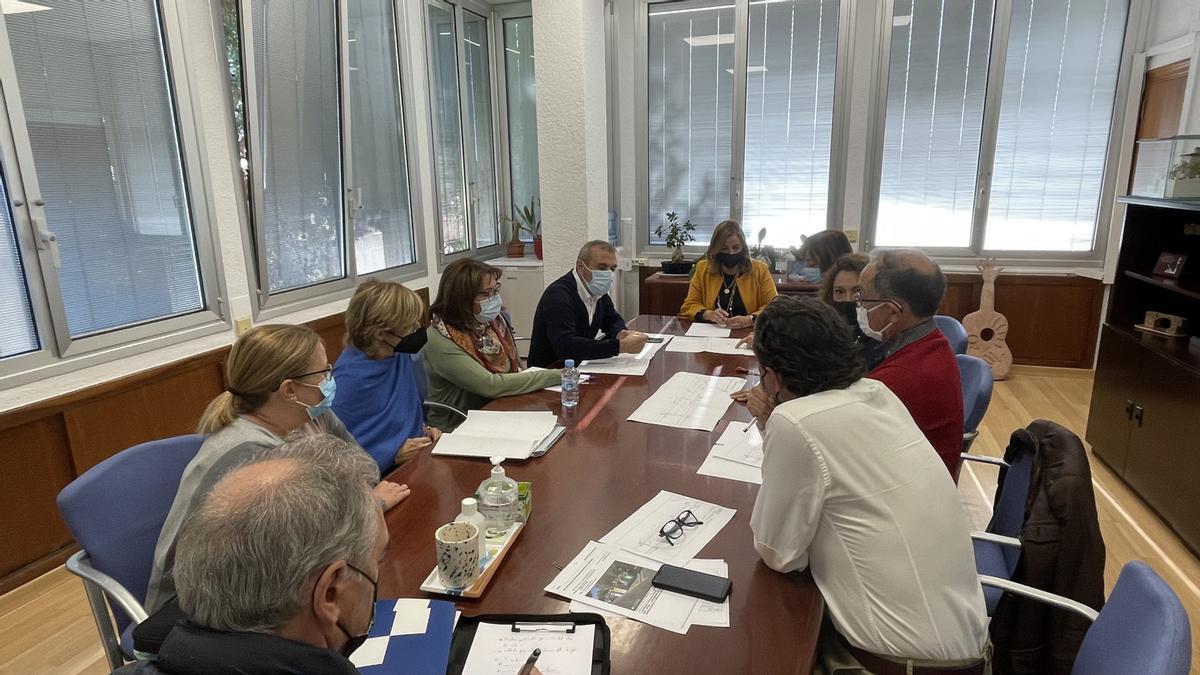 Reunión de la alcaldesa de Benicàssim, Susana Marqués, con los ediles y técnicos implicados en e l estudio para devolver al centro el mercadillo semanal.