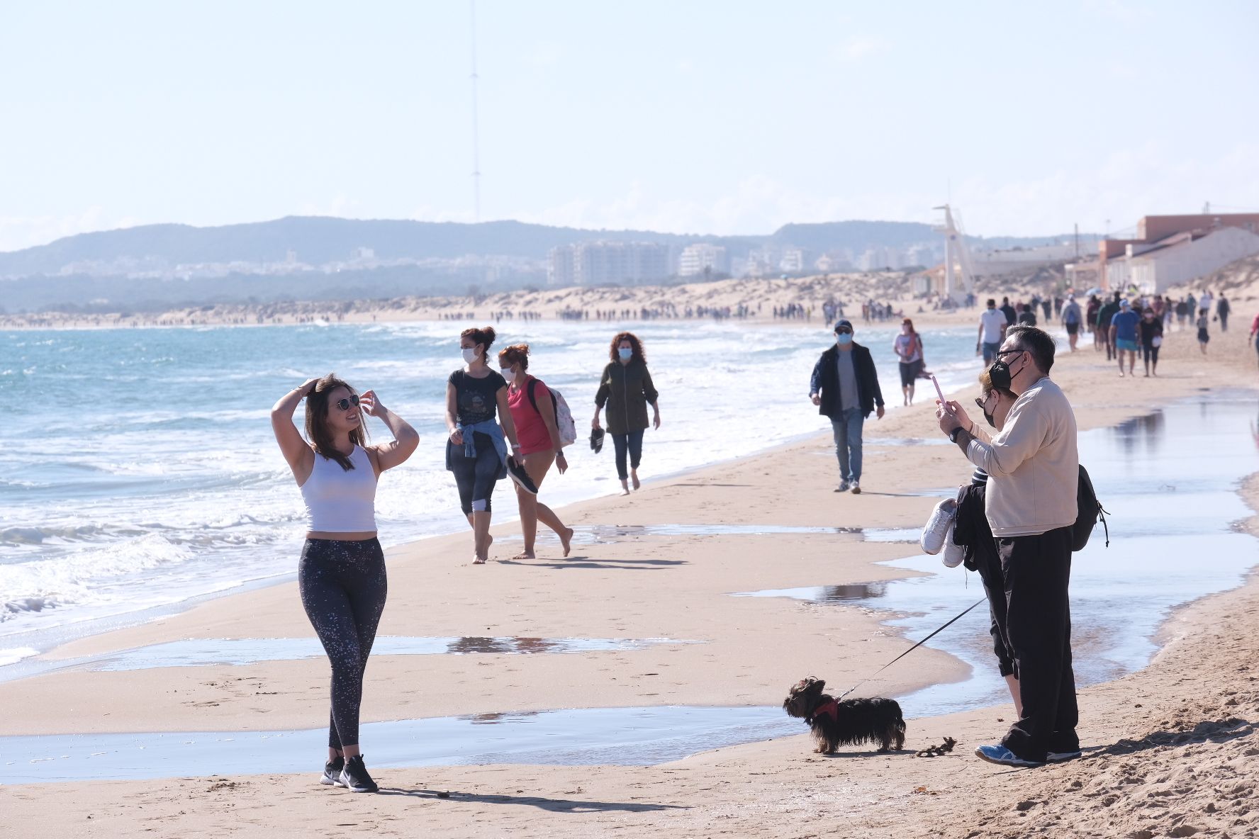 Domingo primaveral en Elche: Centenares de personas peregrinan a la playa de la Marina