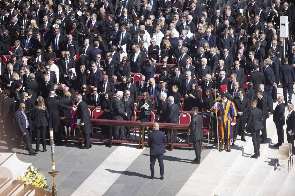 El funeral del papa Francisco en la Plaza de San Pedro del Vaticano, en imágenes