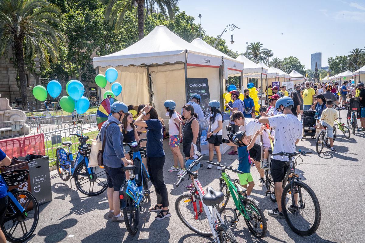 Festa de la Bici 2026. miles de participantes recorren las calles de Barcelona durante la pedalada popular de la Festa de la Bici, una marcha de 12 kilómetros que atraviesa algunos de los espacios más emblemáticos de la ciudad, entre ellos plaza Espanya, Paral·lel, plaza Catalunya, paseo Picasso o la calle Marina. La jornada, ha incorporado actividades vinculadas al próximo paso del Tour de Francia por Catalunya. A 31 de mayo de 2026. Barcelona. AUTOR: Manu Mitru | EPC