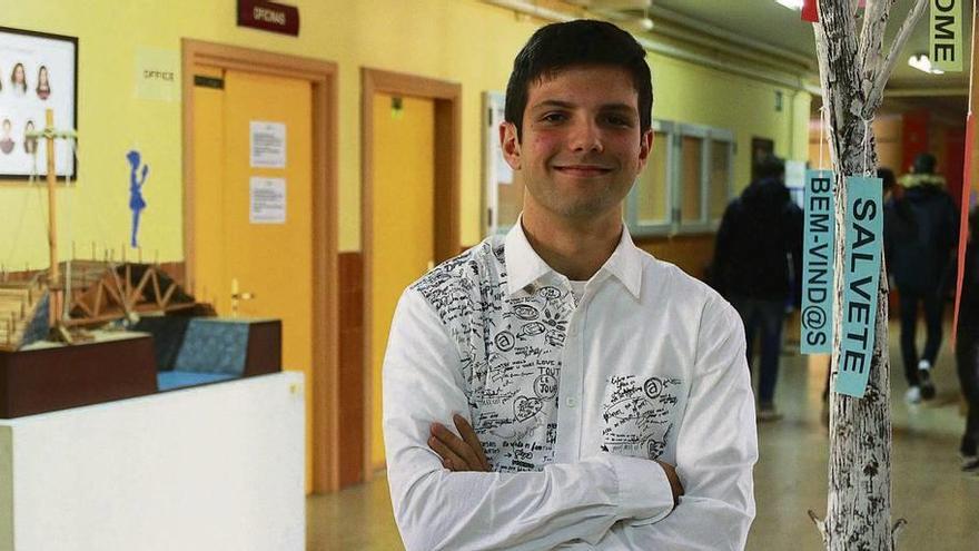 El alumno David Pérez Esteban, en el vestíbulo de su instituto, el Maestro Haedo.