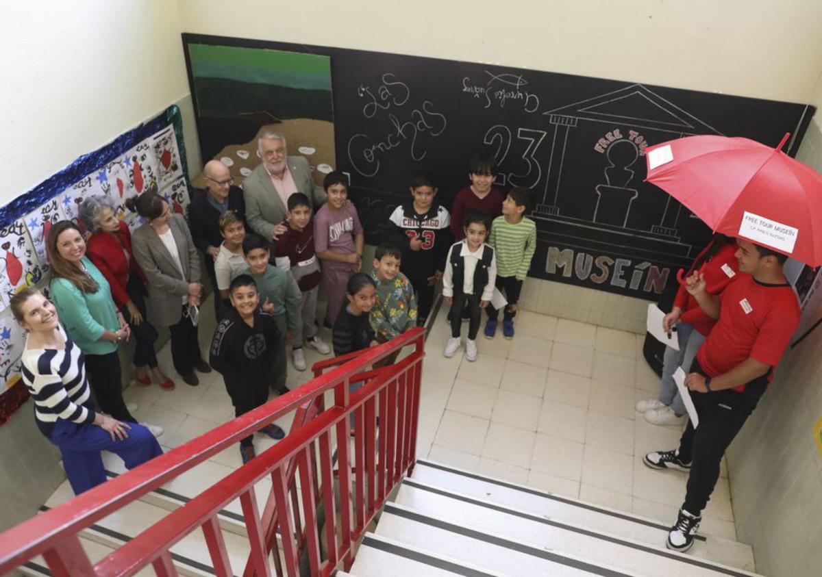 Los estudiantes de La Ribera homenajean al pintor Aurelio Suárez en su "Museín"