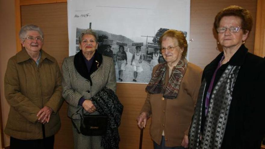 Por la izquierda, Julia Iriarte, Carmen Díaz, Isabel Castro y María Ignacia Castro, ayer, en Figueras.