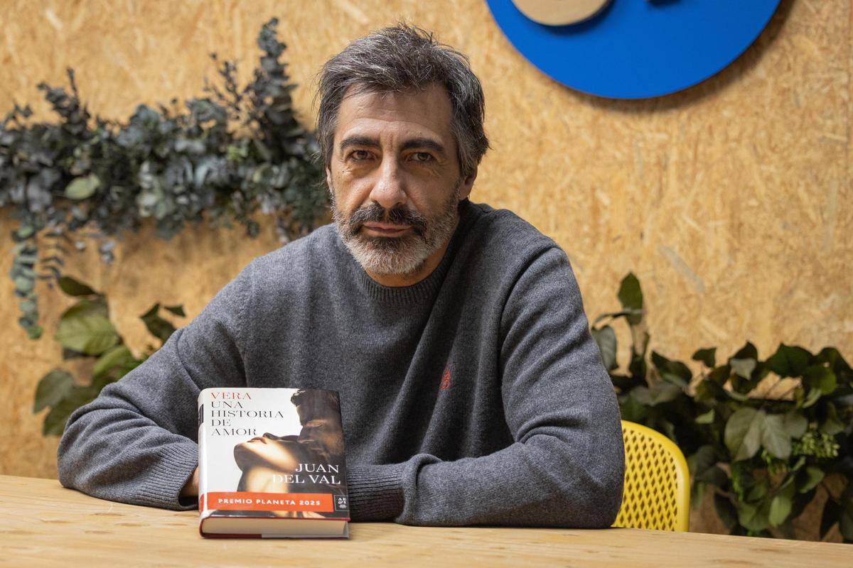 Juan del Val en su visita a EL PERIÓDICO DE ARAGÓN este miércoles.