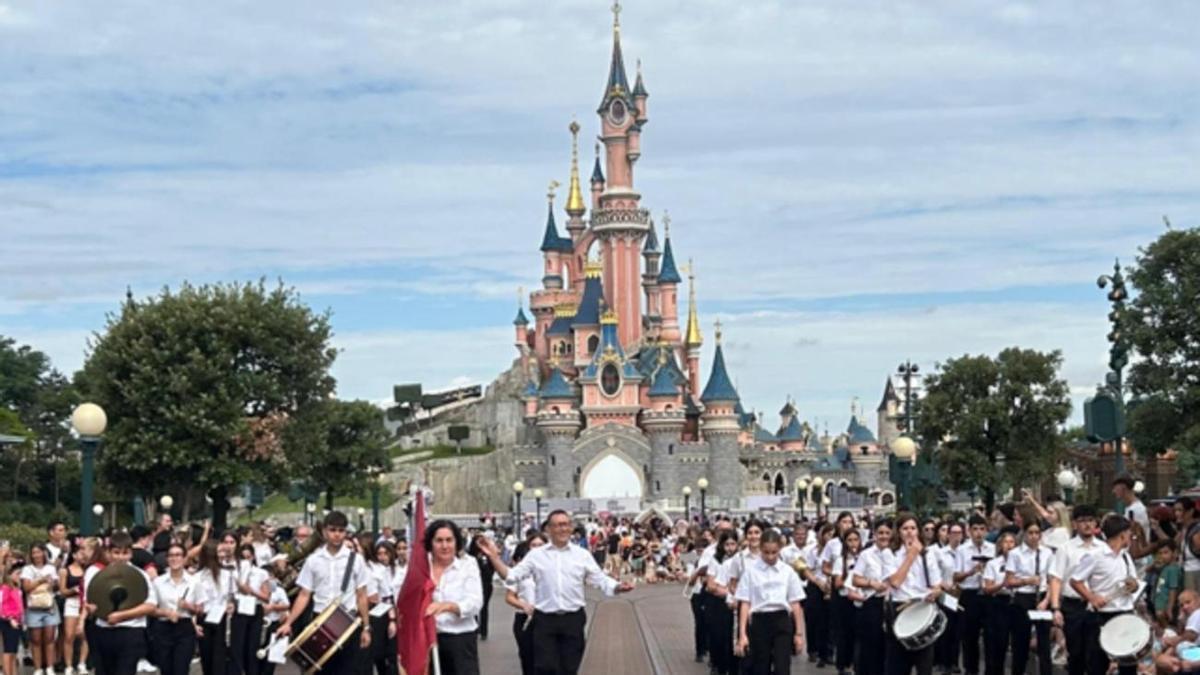 La banda de Oliva abrió el desfile en la ciudad mágica de Disneyland París