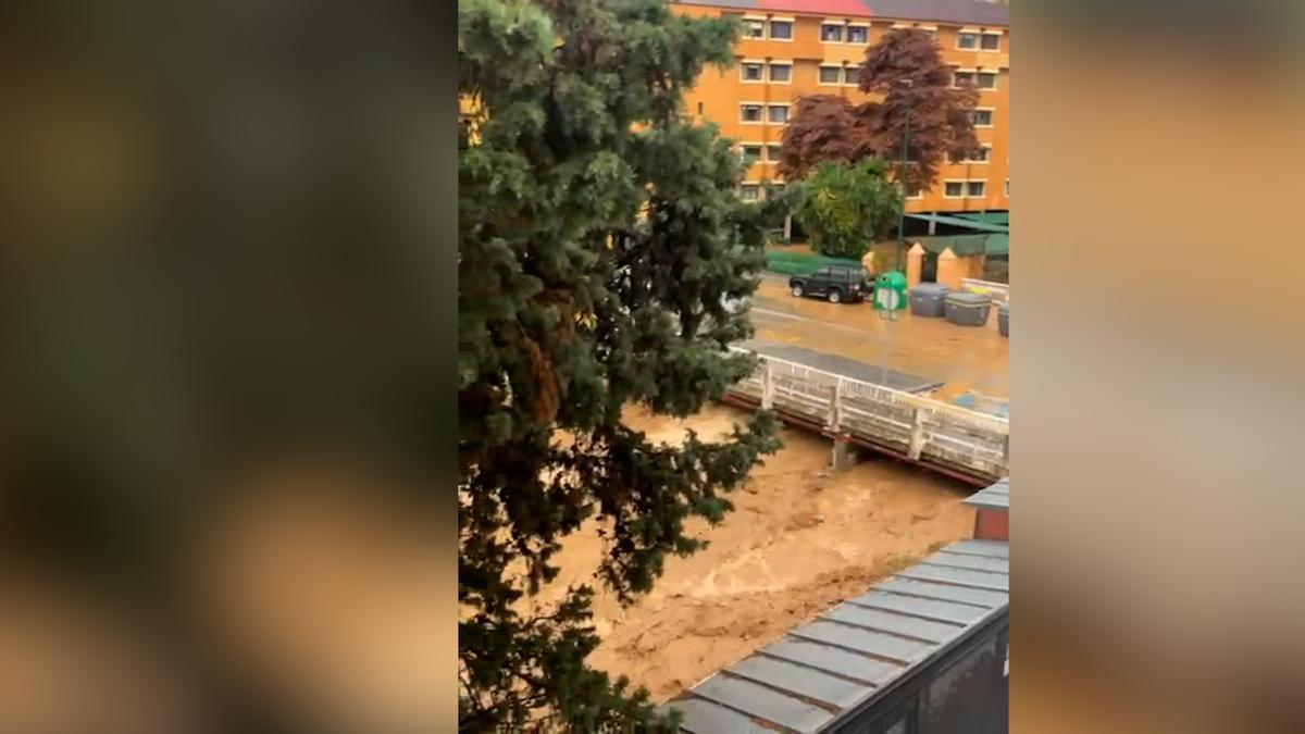 El arroyo Toquero completamente desbordado su paso por Málaga capital