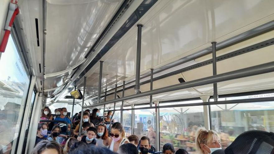 Como sardinas en lata en la línea 9 de autobús |