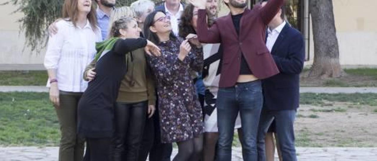 Los candidatos de Compromís por València se fotografían ayer en la presentación de la candidatura.