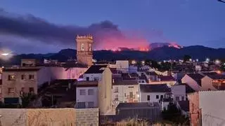 Despliegue de medios para frenar el fuego que devora una planta de compostaje en Calles, Valencia