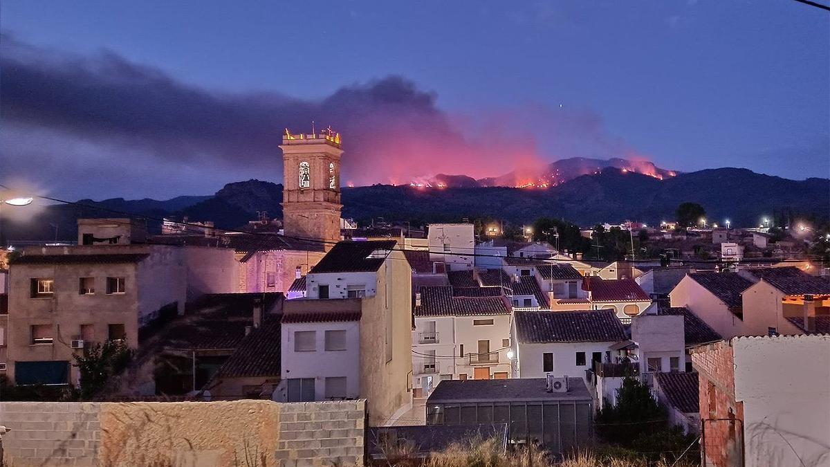 Una imagen del incendio de Calles (Valencia ).