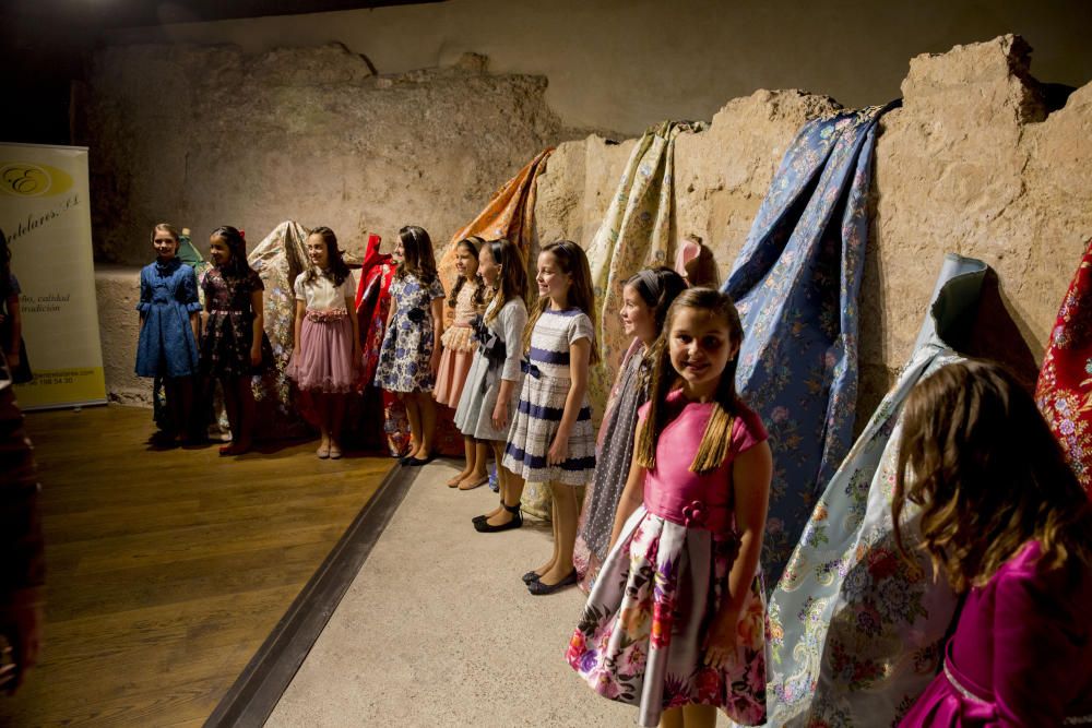 Presentación de las telas de la corte de la fallera mayor infantil