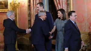 Los reyes saludan a miembros del patronato de la Fundació Princesa de Girona.