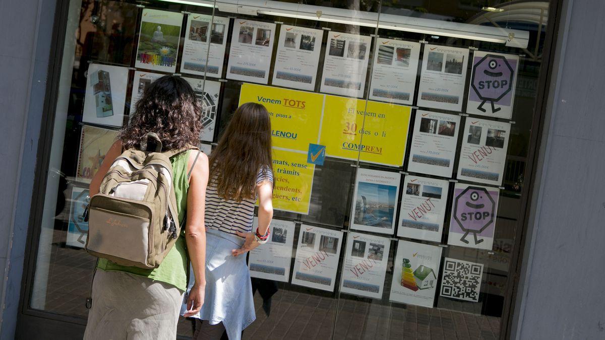 Anuncios de pisos en una inmobiliaria en la calle Pujades.