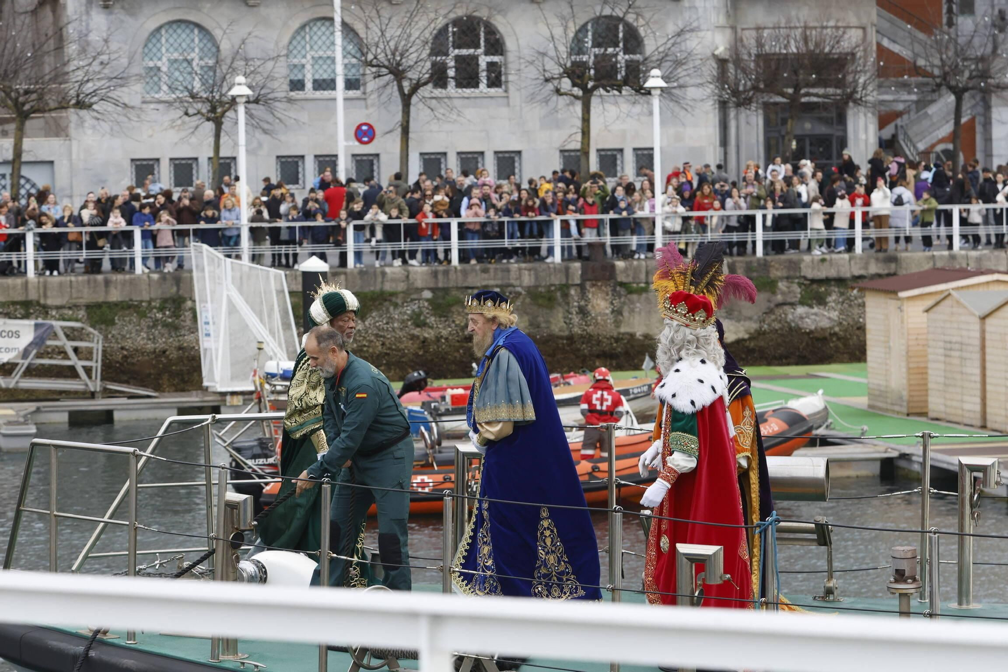 En imágenes: Los Reyes Magos desembarcan en Gijón