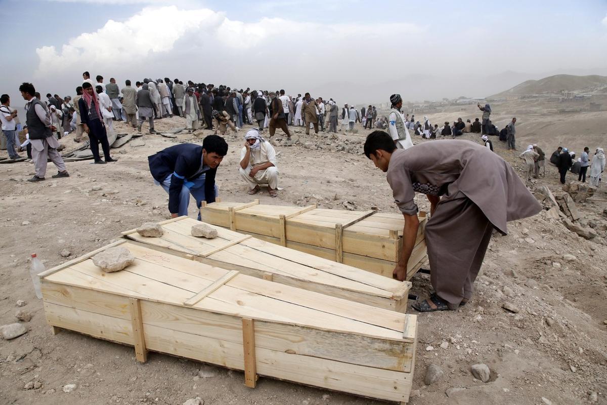 KAB01. Kabul (Afghanistan), 24/07/2016.- Men carry a coffin as people attend the funeral of the victims a day after a suicide bomb attack in Kabul, Afghanistan, 24 July 2016. According to reports at least 80 people were killed and more than 550 injured when a bomb exploded a day before in Kabul, as thousands of people from Hazara minority were protesting the proposed route of the Turkmenistan, Uzbekistan, Tajikistan, Afghanistan and Pakistan (TUTAP) power line, calling on the government to re-route the line through Bamiyan province which has a majority of Hazara population. (Afganistán, Atentado, Tadjikistan) EFE/EPA/JAWAD JALALI