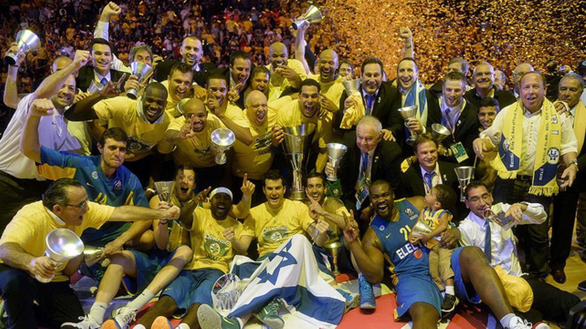 Los jugadores del Maccabi celebran su victoria ante el Madrid en la final de la Euroliga