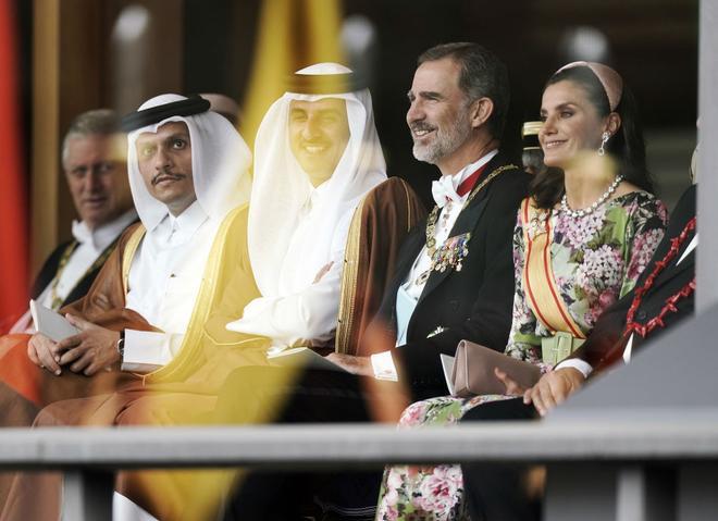 Los reyes de España asisten a la ceremonia de entronización del emperador Naruhito en Tokyo, donde doña Letizia ha lucido una impresionante diadema rosa 'made in Spain'