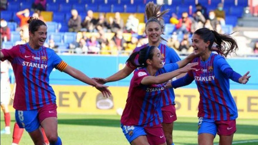 Jana Fernández celebra el gol amb les seves companyes del Barça