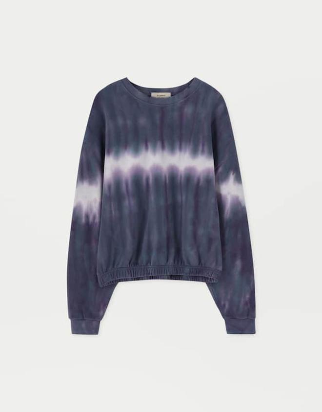 Sudadera tye dye cuello redondo de Pull&Bear. (Precio: 19, 99 euros)