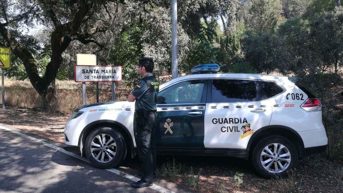 Un agente de la Guardia Civil de Córdoba junto a un vehículo.