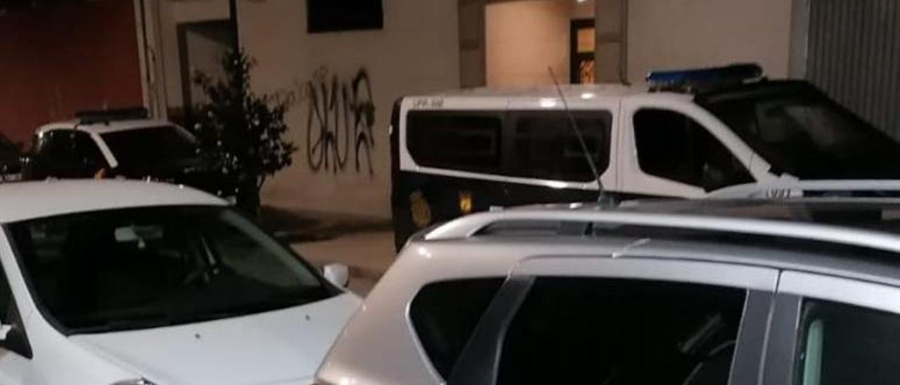 Los vehículos policiales, durante el registro en el barrio vilagarciano de O Piñeiriño. |   // CEDIDA