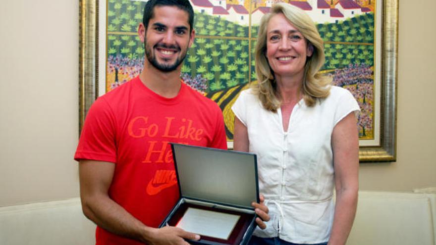 La alcaldesa de Benalmádena, Paloma García Gálvez, y el futbolista malagueño Isco.