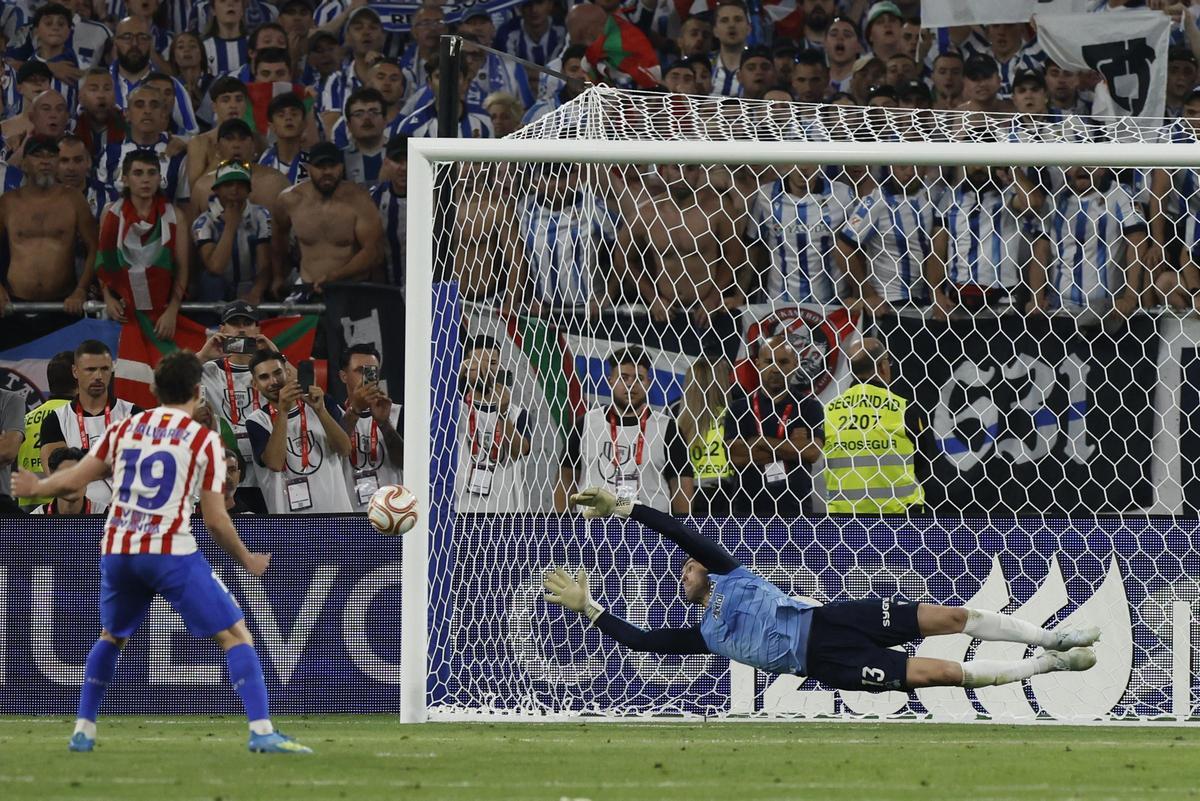 El guardameta de la Real Sociedad, Unai Marrero, detiene el lanzamiento del delantero argentino del Atlético de Madrid, Julián Álvarez, durante la final de la Copa del Rey