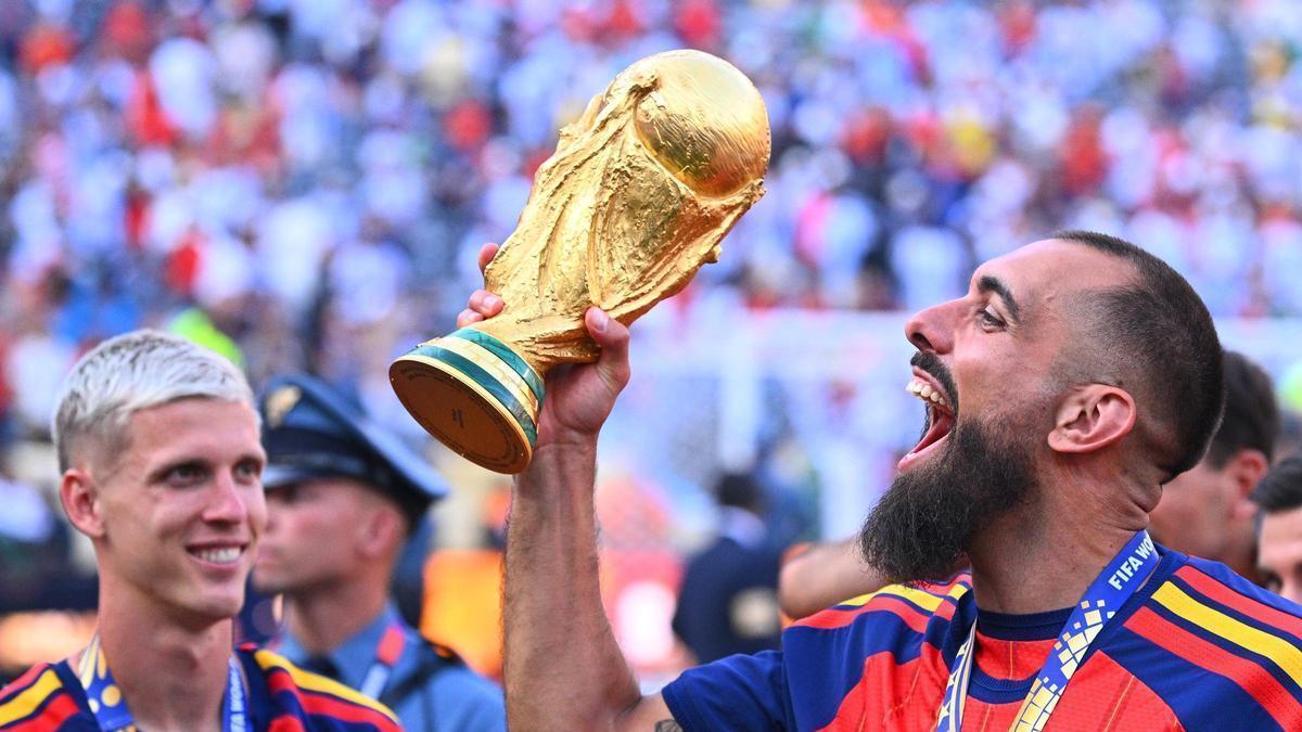 Borja Iglesias sostiene el trofeo de la Copa Mundial de Fútbol.