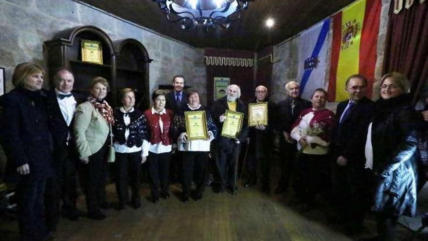 Los galardonados, en el castillo de O Sobroso. // A. Hernández