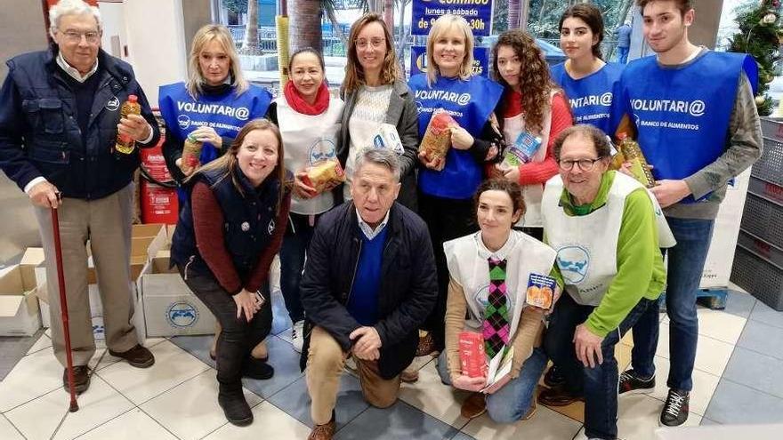 María Rey y la concejala Paloma Castro, con los voluntarios del Banco de Alimentos. // Faro