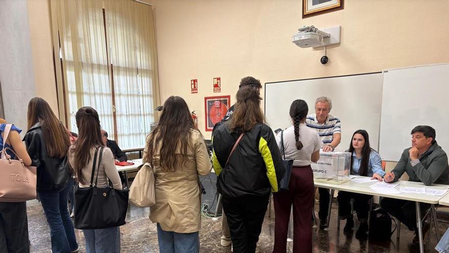 Gran afluencia de alumnos en la apertura de mesas electorales para decidir el futuro de la UMU: La participación repite cifras similares a la primera vuelta con un 14,36%